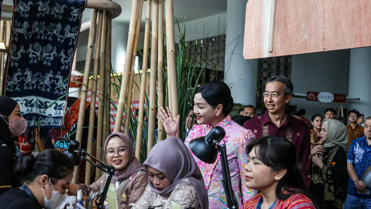 Ketua Dewan Komisioner OJK Friderica Widyasari (dua kanan) bersama Presiden Direktur BCA Hendra Lembong (kanan) meninjau booth di BCA UMKM Fest 2026 di Jakarta, Jumat (21/08/2026). (Hanung Hambara/Jawa Pos)