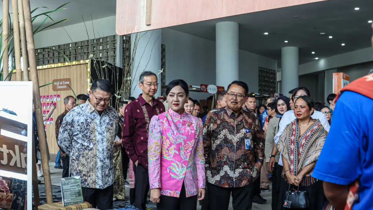 Ketua Dewan Komisioner OJK Friderica Widyasari (tengah) bersama Presiden Direktur BCA Hendra Lembong (dua kiri) meninjau booth di BCA UMKM Fest 2026 di Jakarta, Jumat (21/08/2026). (Hanung Hambara/Jawa Pos)