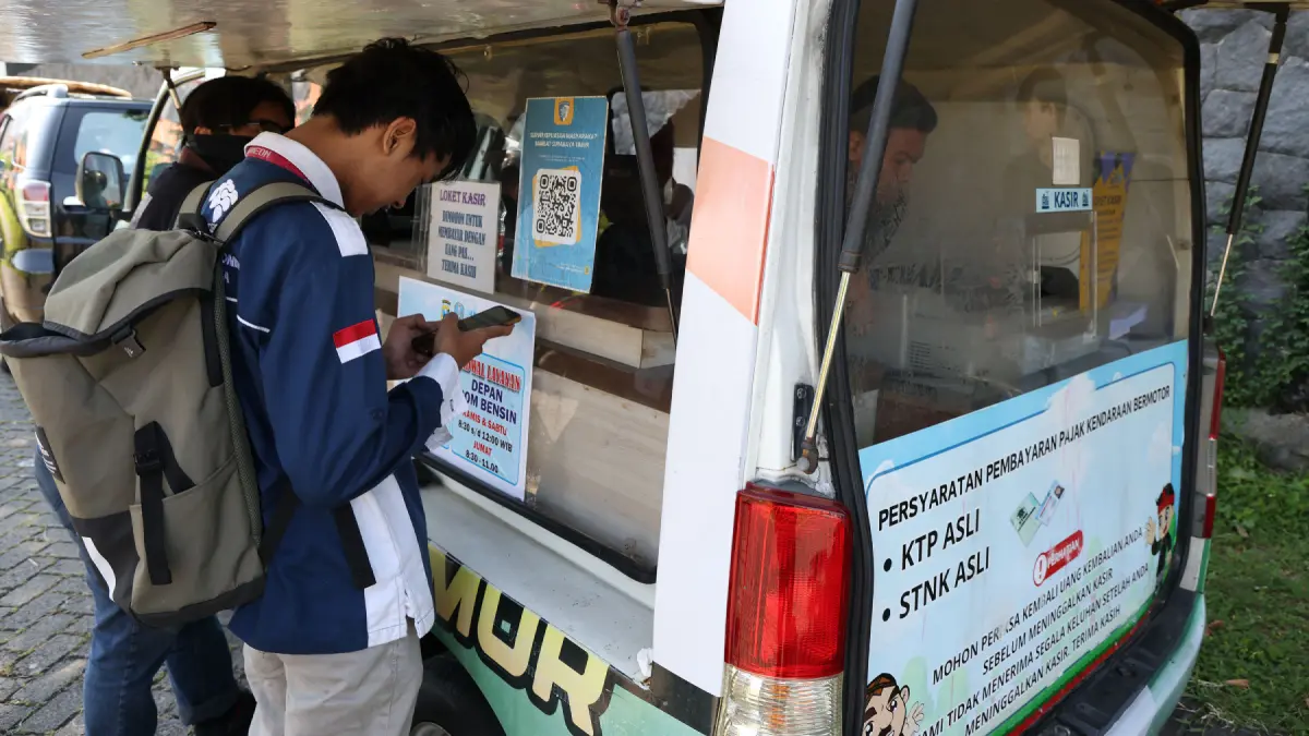 Layanan ATM Samsat QRIS di Surabaya. Warga bisa bayar pajak secara mandiri. (Diskominfo Surabaya) - Image
