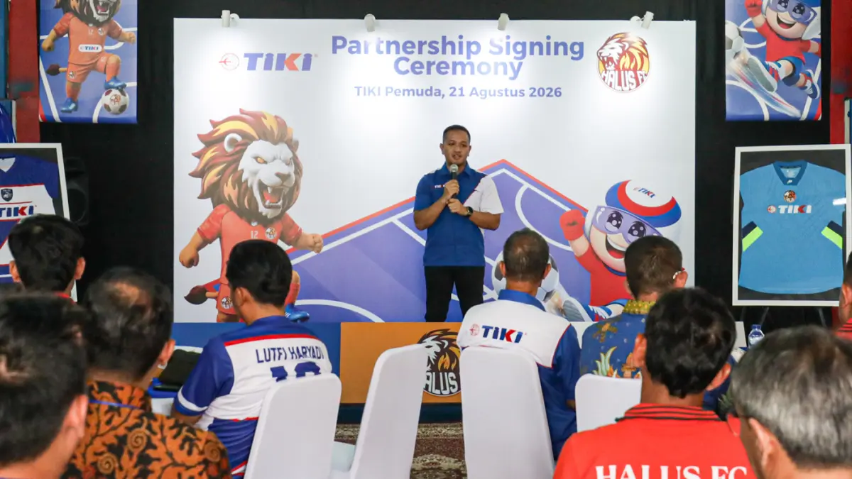 Managing director TIKI Raffy Rizqillah Soeprapto memberikan kata sambutan saat acara penandatanganan kerja sama dalam Partnership Signing Ceremony TIKI × HALUS FC di TIKI Pemuda, Jakarta, Jumat (21/8/2026). (Hanung Hambara/Jawa Pos)