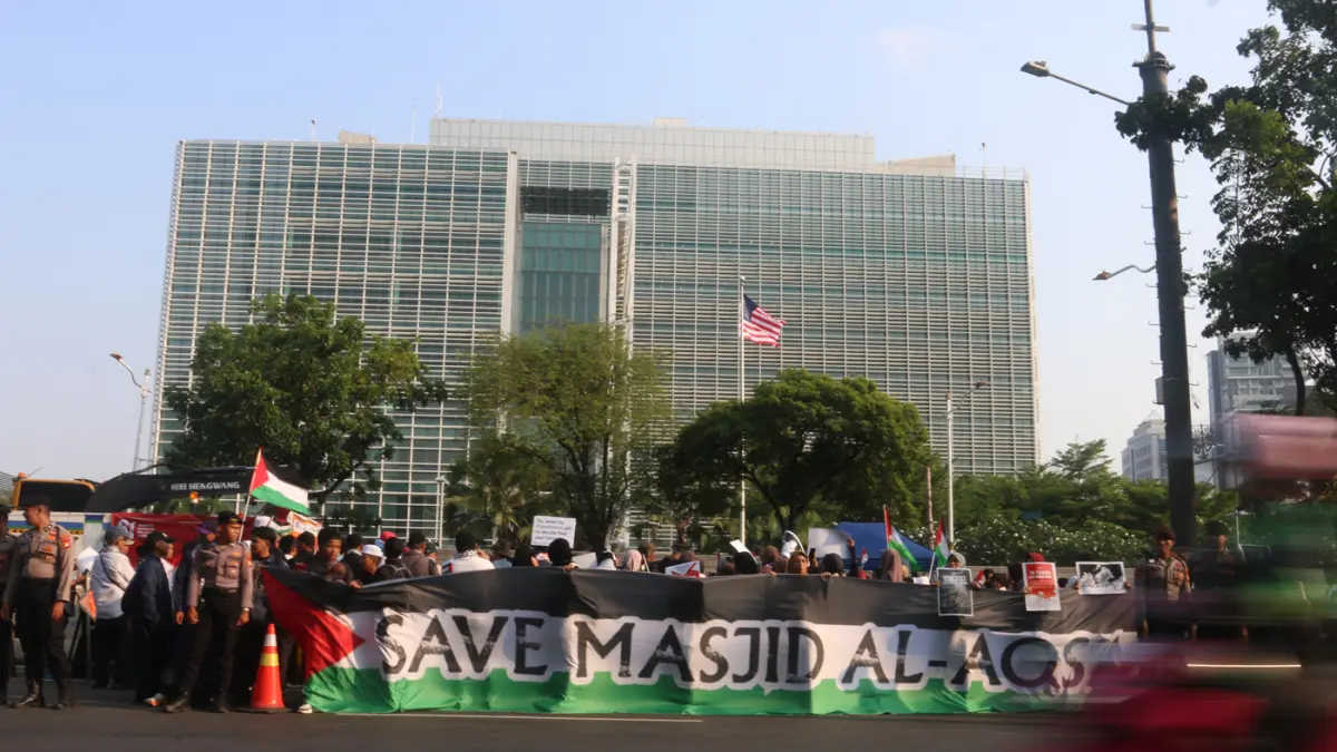 Massa yang tergabung dalam Aqsa Working Group menggelar aksi peringatan ke-57 pembakaran Masjid Al-Aqsa di depan Kedubes Amerika Serikat, Jakarta, Jumat (21/8/2026). (Dery Ridwansah/ JawaPos.com)