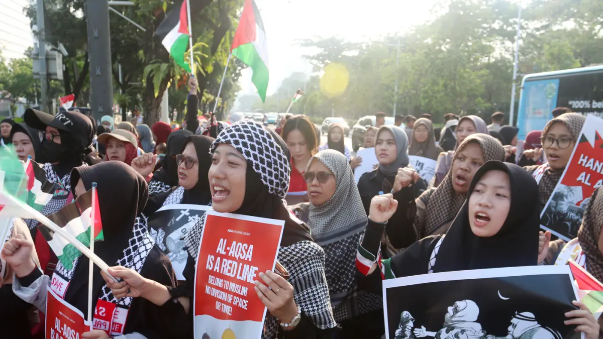 Massa yang tergabung dalam Aqsa Working Group menggelar aksi peringatan ke-57 pembakaran Masjid Al-Aqsa di depan Kedubes Amerika Serikat, Jakarta, Jumat (21/8/2026). (Dery Ridwansah/ JawaPos.com)
