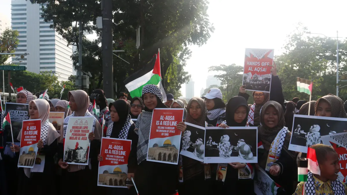 Massa yang tergabung dalam Aqsa Working Group menggelar aksi peringatan ke-57 pembakaran Masjid Al-Aqsa di depan Kedubes Amerika Serikat, Jakarta, Jumat (21/8/2026). (Dery Ridwansah/ JawaPos.com)