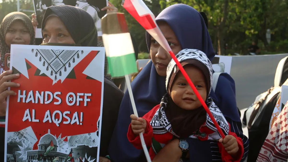 Massa yang tergabung dalam Aqsa Working Group menggelar aksi peringatan ke-57 pembakaran Masjid Al-Aqsa di depan Kedubes Amerika Serikat, Jakarta, Jumat (21/8/2026). (Dery Ridwansah/ JawaPos.com)