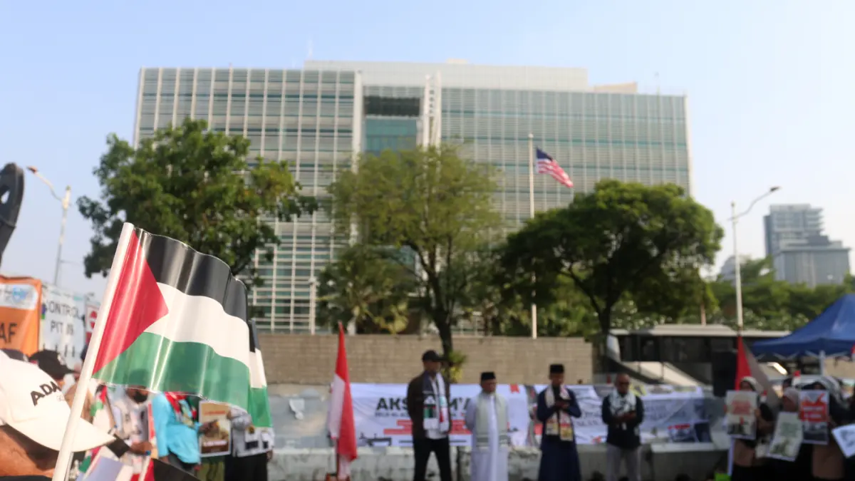 Massa yang tergabung dalam Aqsa Working Group menggelar aksi peringatan ke-57 pembakaran Masjid Al-Aqsa di depan Kedubes Amerika Serikat, Jakarta, Jumat (21/8/2026). (Dery Ridwansah/ JawaPos.com)