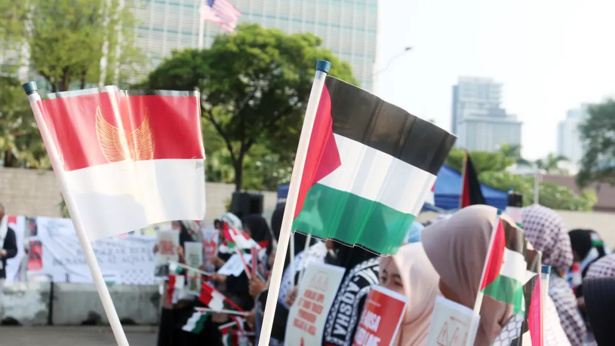 Massa yang tergabung dalam Aqsa Working Group menggelar aksi peringatan ke-57 pembakaran Masjid Al-Aqsa di depan Kedubes Amerika Serikat, Jakarta, Jumat (21/8/2026). (Dery Ridwansah/ JawaPos.com)