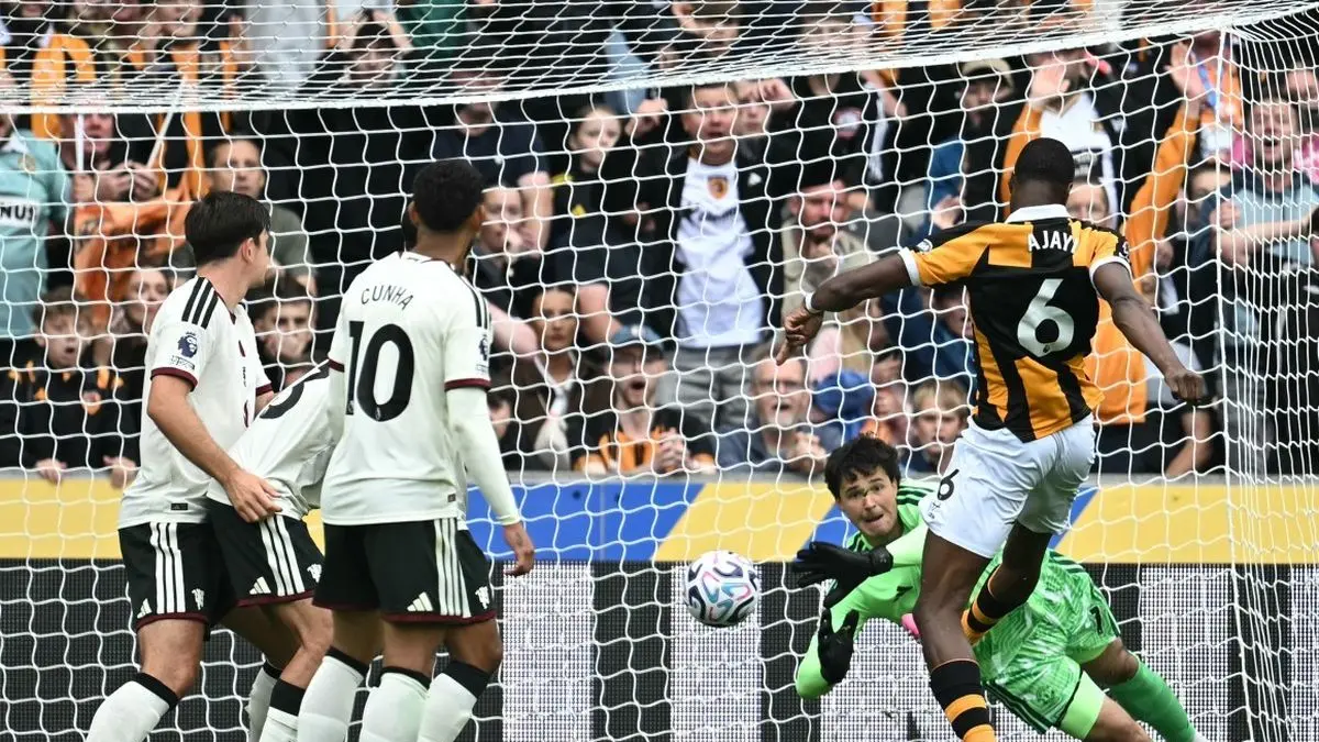 MEMALUKAN: Pemain Hull City, Semi Ajayi (kanan), mencetak gol dalam pertandingan antara Hull City vs Manchester United di Stadion MKM , Kingston upon Hull. (22/2026) .(AFP/PAUL ELLIS) - Image