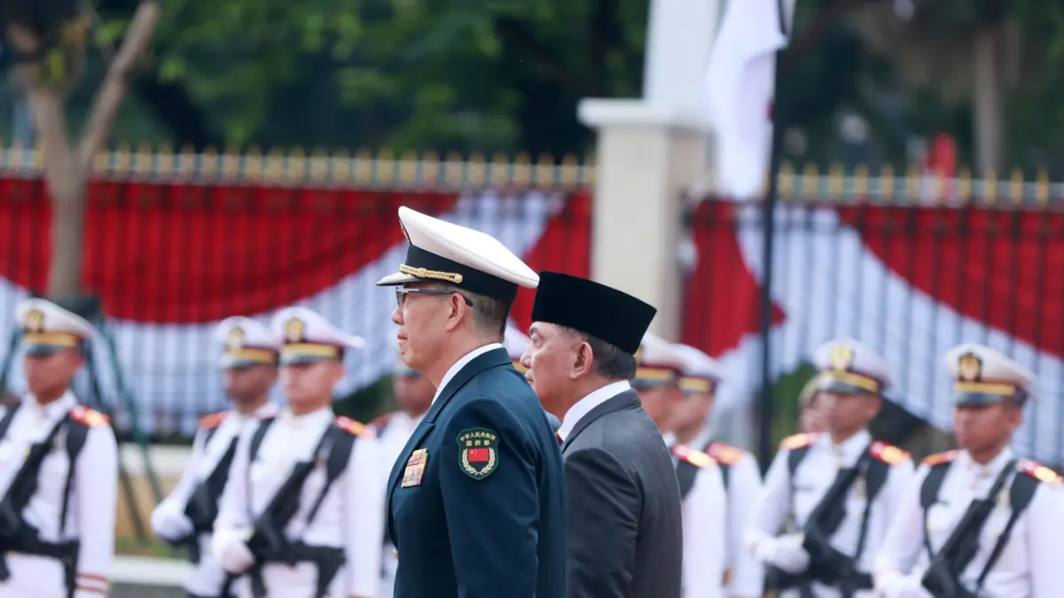 Menteri Pertahanan Sjafrie Sjamsoeddin bersama Menteri Pertahanan China Laksamana Dong Jun memeriksa pasukan saat upacara kunjungan kehormatan di Kementerian Pertahanan, Jakarta, Jumat (21/8/2026). (Dery Ridwansah/ JawaPos.com)