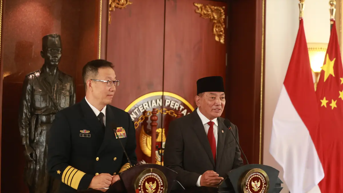Menteri Pertahanan Sjafrie Sjamsoeddin menerima kunjungan Menteri Pertahanan China Laksamana Dong Jun memeriksa pasukan saat upacara kunjungan kehormatan di Kementerian Pertahanan, Jakarta, Jumat (21/8/2026). (Dery Ridwansah/ JawaPos.com)