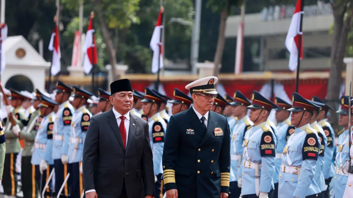 Menteri Pertahanan Sjafrie Sjamsoeddin menerima kunjungan Menteri Pertahanan China Laksamana Dong Jun memeriksa pasukan saat upacara kunjungan kehormatan di Kementerian Pertahanan, Jakarta, Jumat (21/8/2026). (Dery Ridwansah/ JawaPos.com)