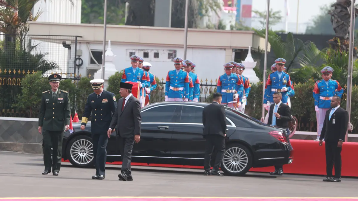 Menteri Pertahanan Sjafrie Sjamsoeddin menerima kunjungan Menteri Pertahanan China Laksamana Dong Jun memeriksa pasukan saat upacara kunjungan kehormatan di Kementerian Pertahanan, Jakarta, Jumat (21/8/2026). (Dery Ridwansah/ JawaPos.com)