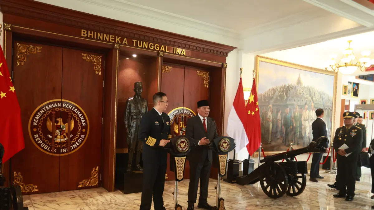 Menteri Pertahanan Sjafrie Sjamsoeddin menerima kunjungan Menteri Pertahanan China Laksamana Dong Jun memeriksa pasukan saat upacara kunjungan kehormatan di Kementerian Pertahanan, Jakarta, Jumat (21/8/2026). (Dery Ridwansah/ JawaPos.com)