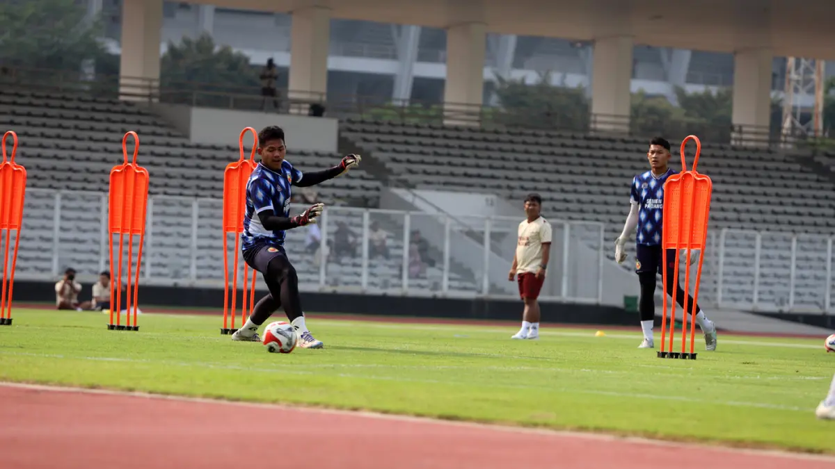 Para pemain Tim Semen Padang FC saat berlatih di Stadion Madya GBK, Jakarta, Jumat (21/8/2026). (Dery Ridwansah/ JawaPos.com)
