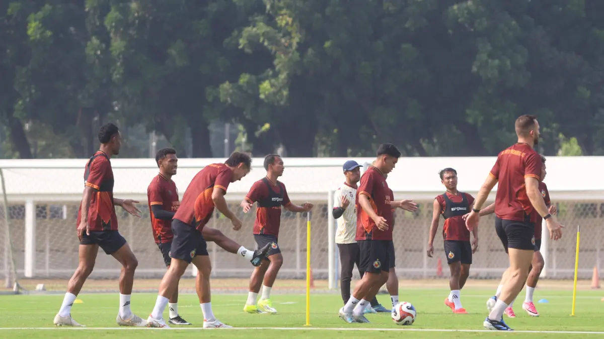 Para pemain Tim Semen Padang FC saat berlatih di Stadion Madya GBK, Jakarta, Jumat (21/8/2026). (Dery Ridwansah/ JawaPos.com)