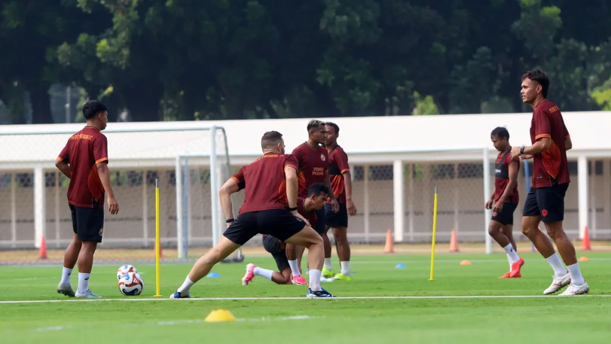 Para pemain Tim Semen Padang FC saat berlatih di Stadion Madya GBK, Jakarta, Jumat (21/8/2026). (Dery Ridwansah/ JawaPos.com)