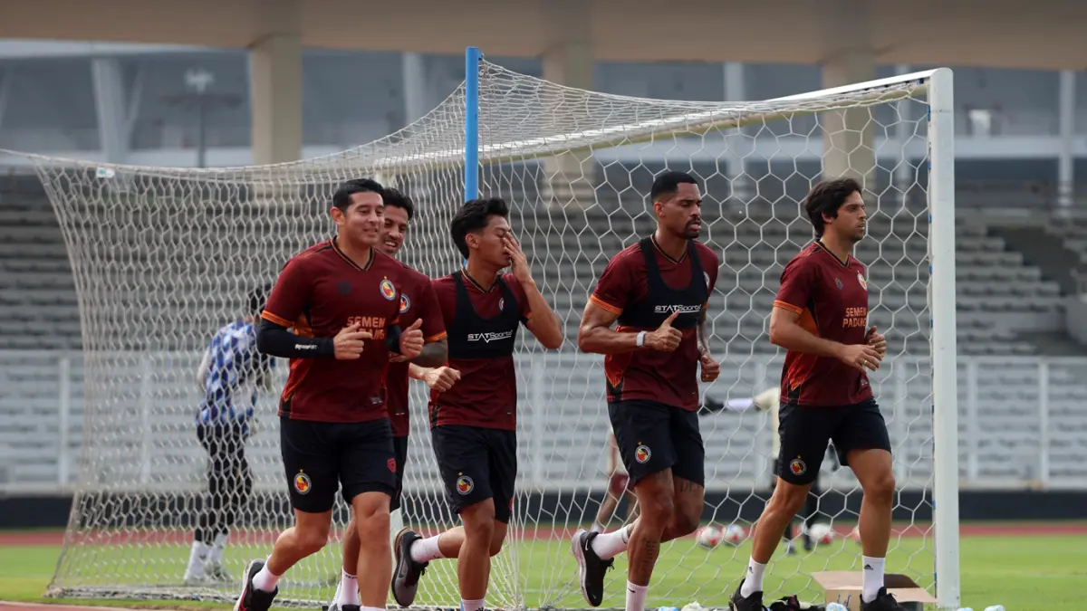 Para pemain Tim Semen Padang FC saat berlatih di Stadion Madya GBK, Jakarta, Jumat (21/8/2026). (Dery Ridwansah/ JawaPos.com)