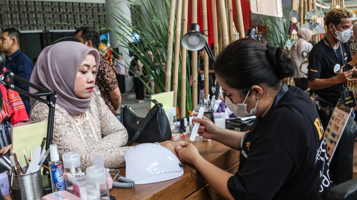 Pengunjung melihat ragam booth yang menampilkan hasil karya UMKM di BCA UMKM Fest 2026 di Jakarta, Jumat (21/08/2026). (Hanung Hambara/Jawa Pos)