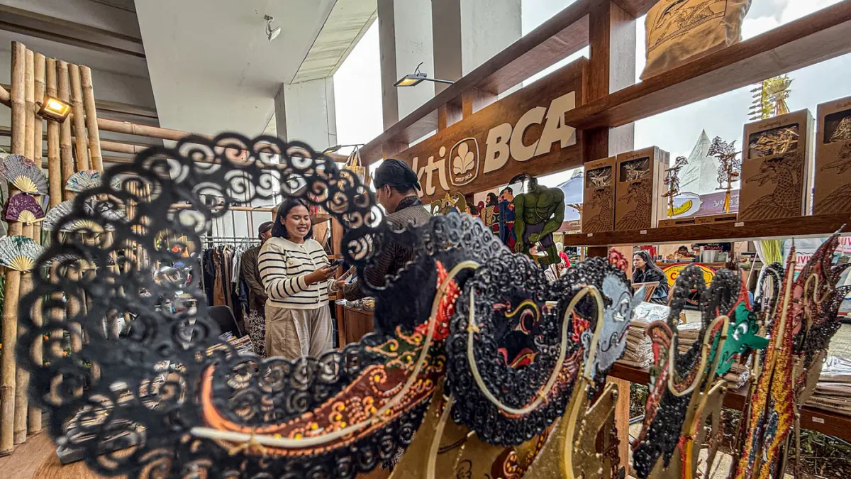 Pengunjung melihat ragam booth yang menampilkan hasil karya UMKM di BCA UMKM Fest 2026 di Jakarta, Jumat (21/08/2026). (Hanung Hambara/Jawa Pos)
