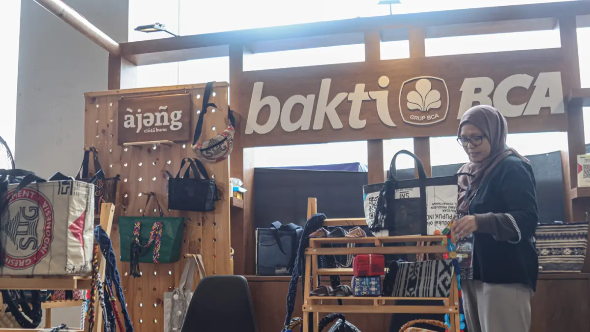 Pengunjung melihat ragam booth yang menampilkan hasil karya UMKM di BCA UMKM Fest 2026 di Jakarta, Jumat (21/08/2026). (Hanung Hambara/Jawa Pos)
