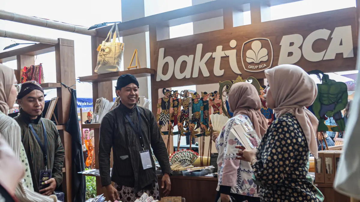 Pengunjung melihat ragam booth yang menampilkan hasil karya UMKM di BCA UMKM Fest 2026 di Jakarta, Jumat (21/08/2026). (Hanung Hambara/Jawa Pos)