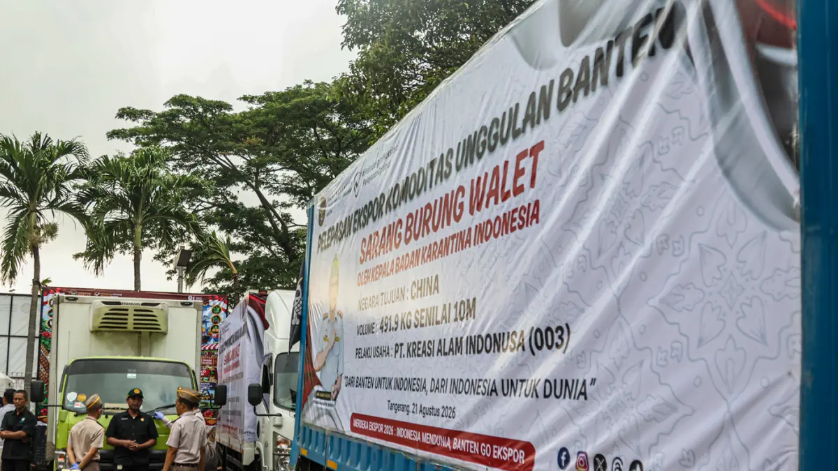 Pengunjung melihat ragam komoditas ekspor dalam acara Merdeka Ekspor Komoditas Unggulan Banten di Bandara Soekarno-Hatta, Tangerang, Jumat (21/08/2026). (Hanung Hambara/Jawa Pos)