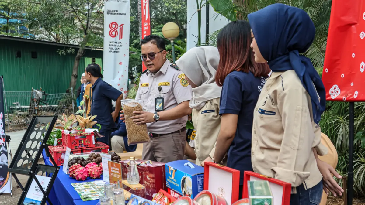 Pengunjung melihat ragam komoditas ekspor dalam acara Merdeka Ekspor Komoditas Unggulan Banten di Bandara Soekarno-Hatta, Tangerang, Jumat (21/08/2026). (Hanung Hambara/Jawa Pos)