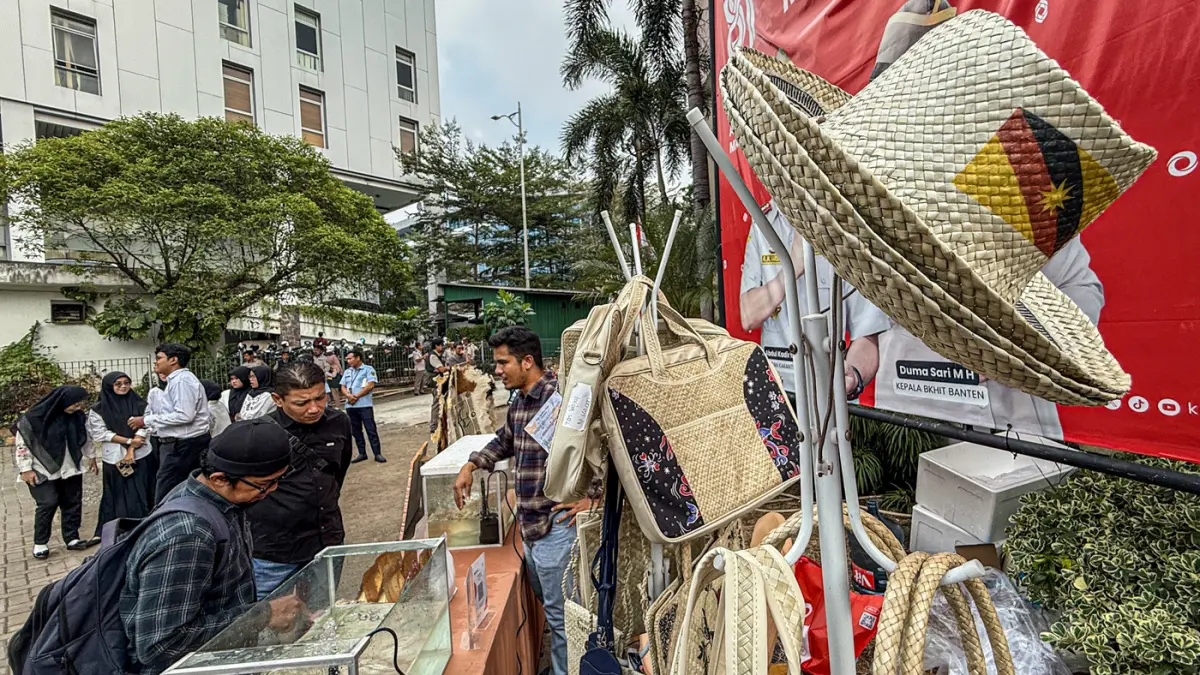 Pengunjung melihat ragam komoditas ekspor dalam acara Merdeka Ekspor Komoditas Unggulan Banten di Bandara Soekarno-Hatta, Tangerang, Jumat (21/08/2026). (Hanung Hambara/Jawa Pos)