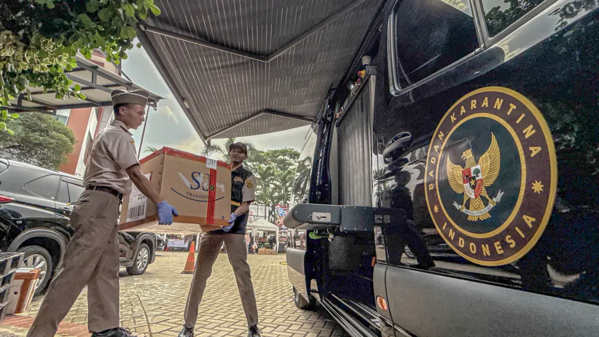 Petugas Balai Karantina melakukan pemindaian komotias ekspor di Mobile X-Ray Scanner Van saat acara Merdeka Ekspor Komoditas Unggulan Banten di Bandara Soekarno-Hatta, Tangerang, Jumat (21/08/2026). (Hanung Hambara/Jawa Pos)