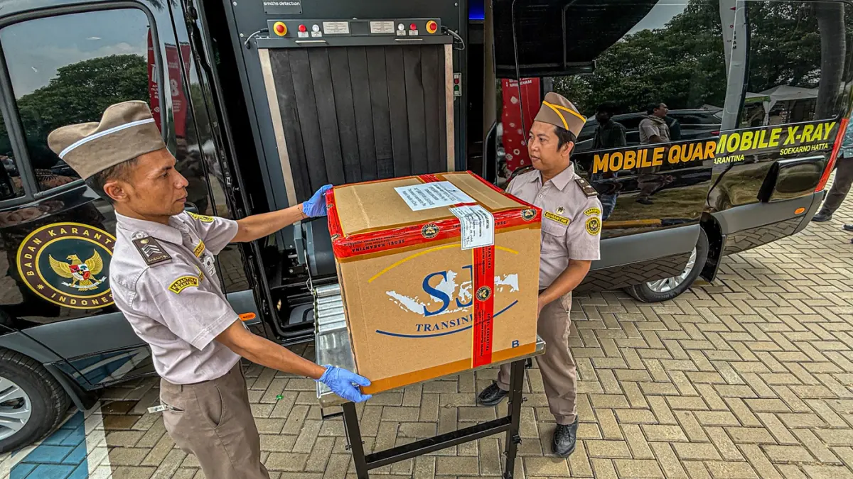 Petugas Balai Karantina melakukan pemindaian komotias ekspor di Mobile X-Ray Scanner Van saat acara Merdeka Ekspor Komoditas Unggulan Banten di Bandara Soekarno-Hatta, Tangerang, Jumat (21/08/2026). (Hanung Hambara/Jawa Pos)