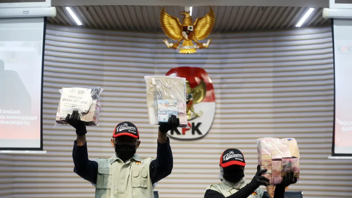 KPK Tampilkan Barbuk Uang Tunai Ratusan Juta Saat OTT Rektor Unsoed - Image
