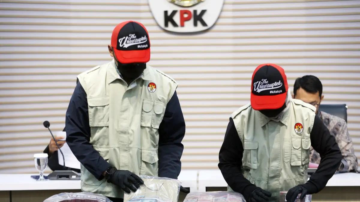 Petugas KPK menunjukkan barang bukti uang tunai hasil operasi tangkap tangan (OTT) yang menjerat jajaran Rektorat Universitas Jenderal Soedirman (Unsoed) di Gedung Merah Putih KPK, Jakarta, Jumat (21/8/2026). Dery Ridwansah/ JawaPos.com)