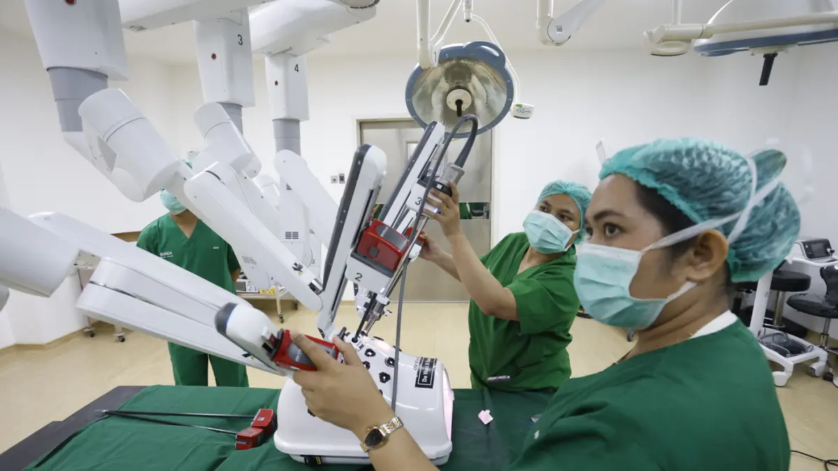 Petugas medis saat berada di ruang bedah urologi menggunakan teknologi robotik di ruang operasi RSU Bunda Jakarta