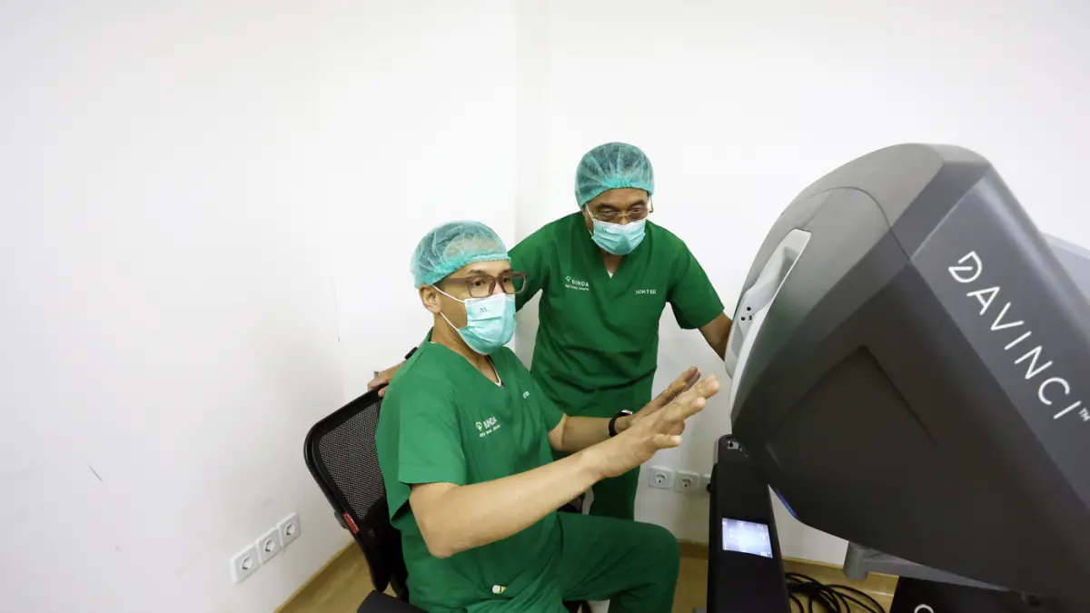 Petugas medis saat berada di ruang bedah urologi menggunakan teknologi robotik di ruang operasi RSU Bunda Jakarta