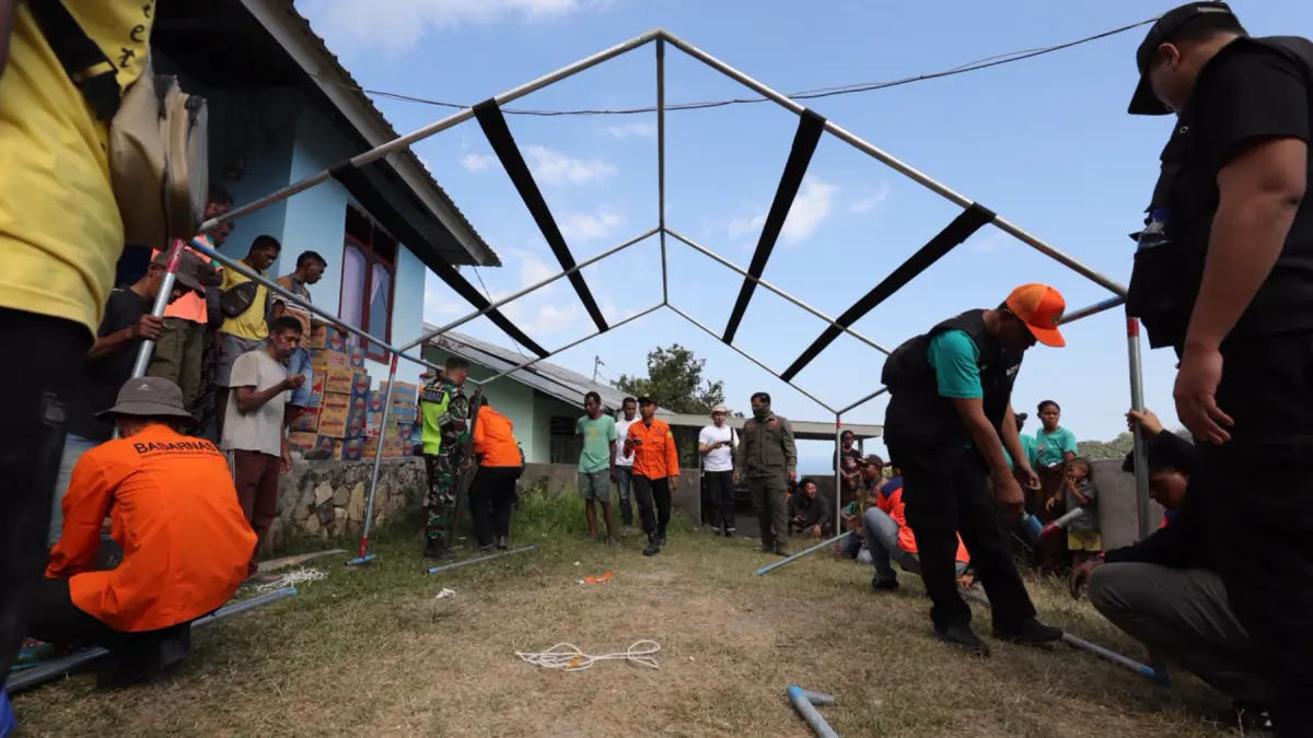 Sejumlah personel BPBD Kabupaten Ende bersama Basarnas Kota Ende dibantu relawan dan warga mendirikan tenda BNPB di Kantor Desa Jegharangga, Kecamatan Nagapanda, Nusa Tenggara Timur, Jumat (21/8). (BPBD Kabupaten Ende) - Image
