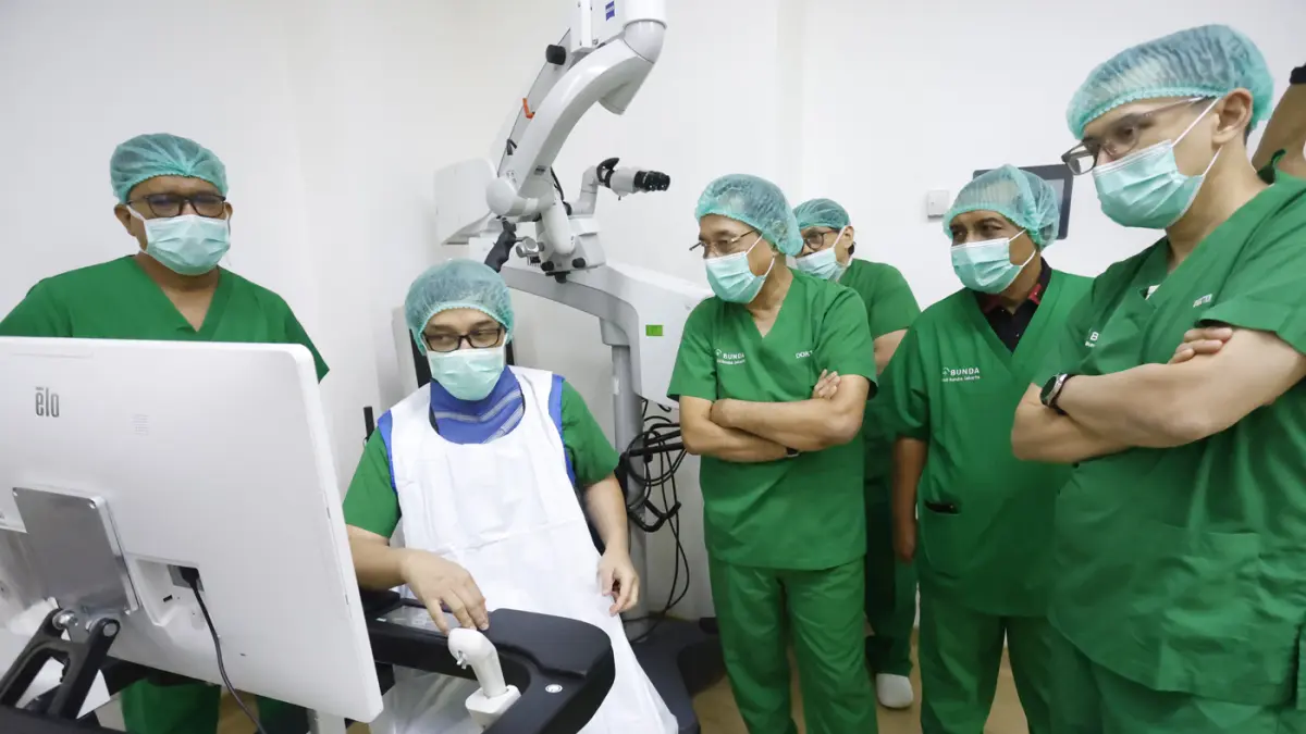 Wamenkes Tinjau Layanan Bedah Robotik - Image
