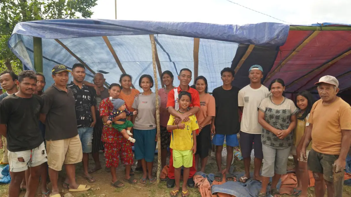 Valentinus Jantur bersama keluarganya di tenda sederhana yang didirikan di depan kediamannya di Kampung Mando, Kelurahan Compang Carep, Ruteng, Kabupaten Manggarai, NTT. (Pertamina)