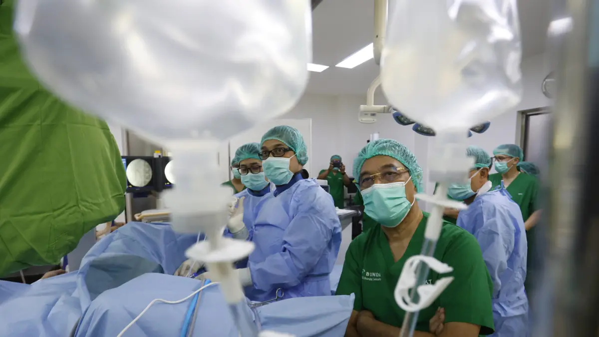Wakil Menteri Kesehatan Republik Indonesia dr. Benjamin Paulus Octavianus meninjau langsung tindakan bedah urologi menggunakan teknologi robotik di ruang operasi RSU Bunda Jakarta
