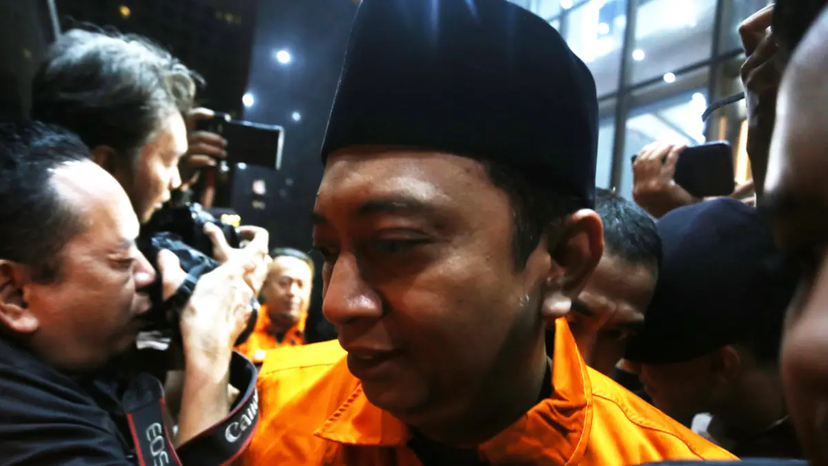 Wakil Rektor Bidang Kemahasiswaan Universitas Jenderal Soedirman (Unsoed) Norman Arie Prayogo berjalan menuju mobil tahanan seusai menjalani pemeriksaan di Gedung Merah Putih KPK, Jakarta, Sabtu (22/8/2026) dini hari. (Dery Ridwansah/ JawaPos.com)