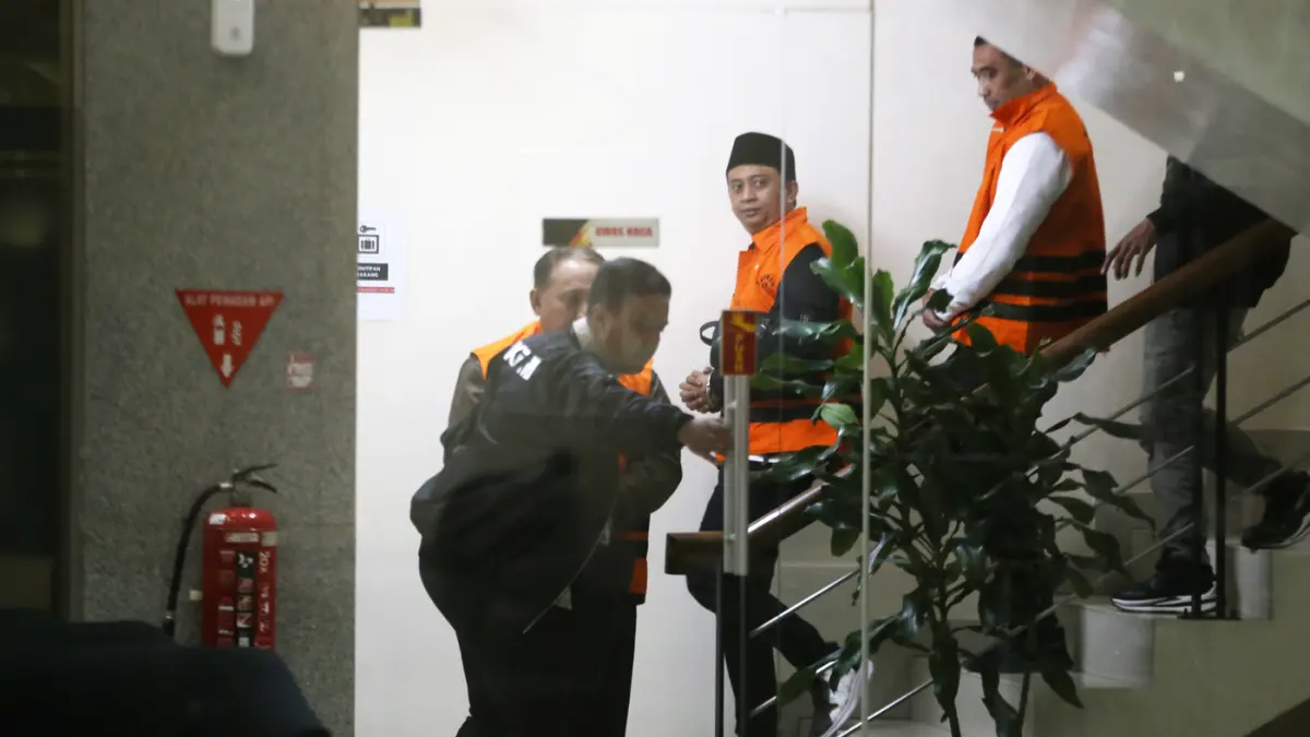 Wakil Rektor Bidang Kemahasiswaan Universitas Jenderal Soedirman (Unsoed) Norman Arie Prayogo berjalan menuju mobil tahanan seusai menjalani pemeriksaan di Gedung Merah Putih KPK, Jakarta, Sabtu (22/8/2026) dini hari. (Dery Ridwansah/ JawaPos.com)