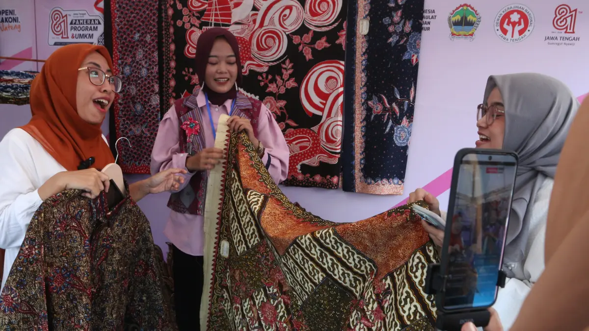 Pelaku UMKM Batik Kidang Emas asal Rembang memasarkan produk batiknya melalui siaran langsung (live) TikTok dan menjualnya melalui platform Shopee saat mengikuti Pameran UMKM Unggulan Jawa Tengah di kompleks Kantor Gubernur dan DPRD Jawa Tengah, Semarang,