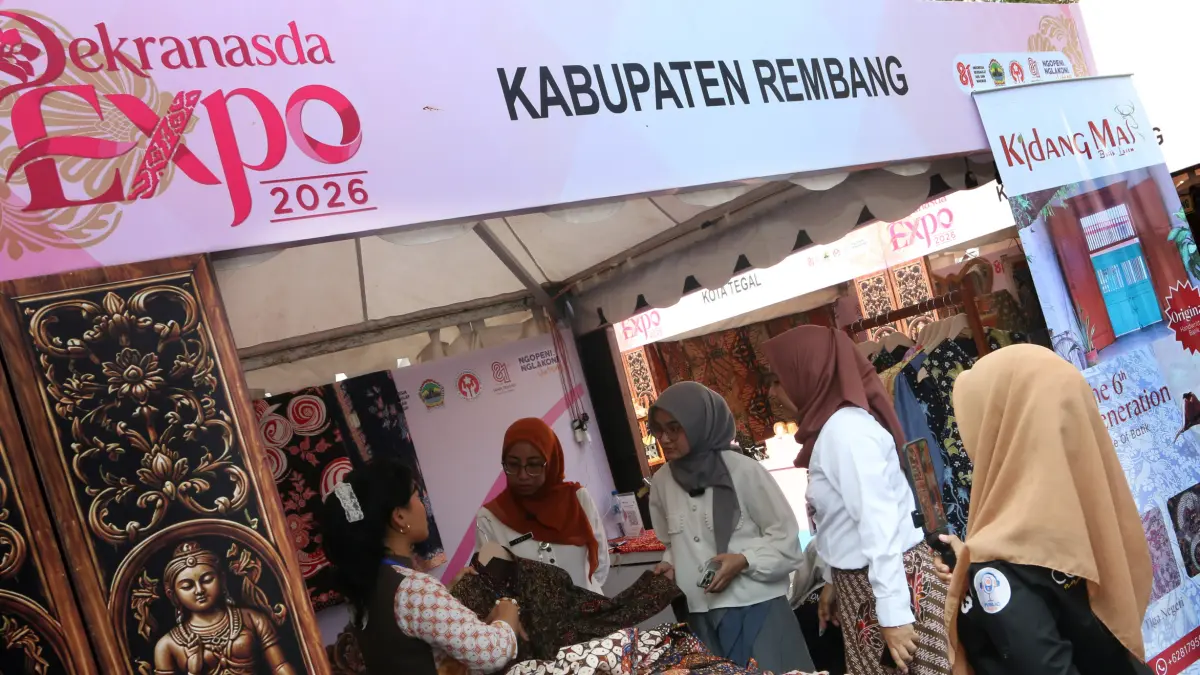 Pelaku UMKM Batik Kidang Emas asal Rembang memasarkan produk batiknya melalui siaran langsung (live) TikTok dan menjualnya melalui platform Shopee saat mengikuti Pameran UMKM Unggulan Jawa Tengah di kompleks Kantor Gubernur dan DPRD Jawa Tengah, Semarang,
