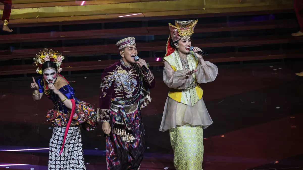 Dari kiri Galabby, Taufan Purbo dan Mirabeth Sonya tampil dalam Pagelaran Sabang Merauke di Indonesia Arena, Jakarta, Jumat (21/08/2026). (Hanung Hambara/Jawa Pos)