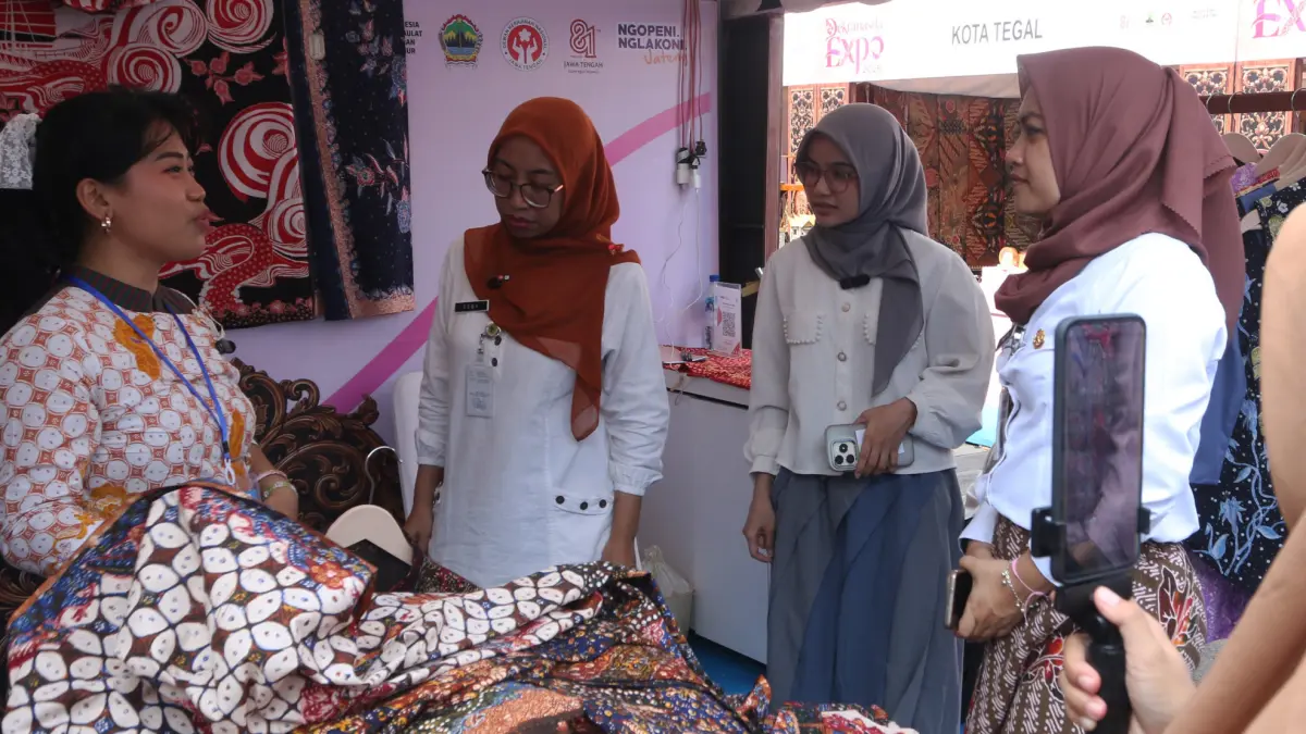 Pelaku UMKM Batik Kidang Emas asal Rembang memasarkan produk batiknya melalui siaran langsung (live) TikTok dan menjualnya melalui platform Shopee saat mengikuti Pameran UMKM Unggulan Jawa Tengah di kompleks Kantor Gubernur dan DPRD Jawa Tengah, Semarang,