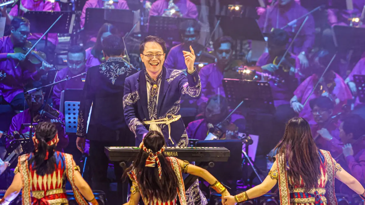 Komposer dan Penata Musik Elwon Hendrijanto tampil dalam Pagelaran Sabang Merauke di Indonesia Arena, Jakarta, Jumat (21/08/2026). (Hanung Hambara/Jawa Pos)