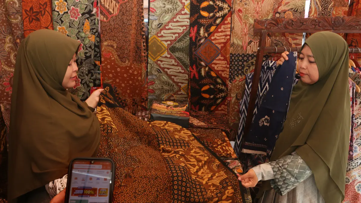Pelaku UMKM Batik Putri Lestari asal Sragen memasarkan produk batiknya melalui platform Shopee dalam Pameran UMKM Unggulan Jawa Tengah di kompleks Kantor Gubernur dan DPRD Jawa Tengah, Semarang, Jawa Tengah, Jumat(21/8/2026)