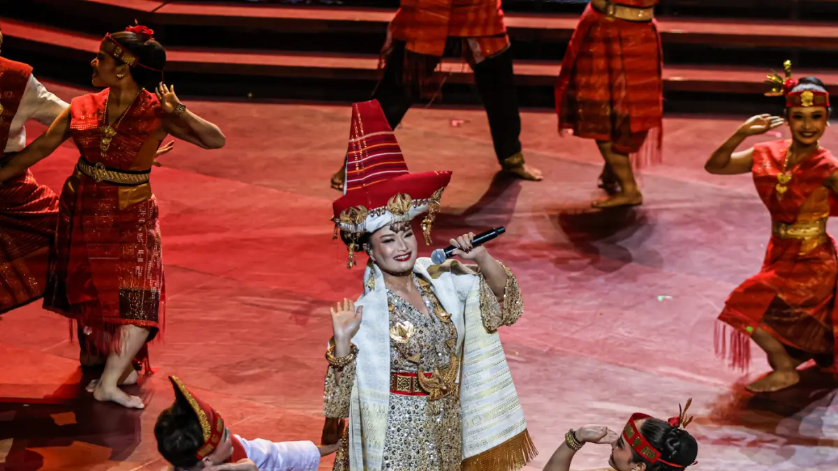 Penampilan Christine Tambunan sebagai Dayang Sumbi dalam Pagelaran Sabang Merauke di Indonesia Arena, Jakarta, Jumat (21/08/2026). (Hanung Hambara/Jawa Pos)