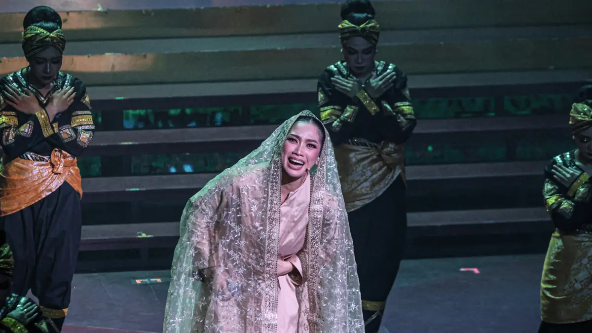 Penampilan Christine Tambunan sebagai Dayang Sumbi dalam Pagelaran Sabang Merauke di Indonesia Arena, Jakarta, Jumat (21/08/2026). (Hanung Hambara/Jawa Pos)