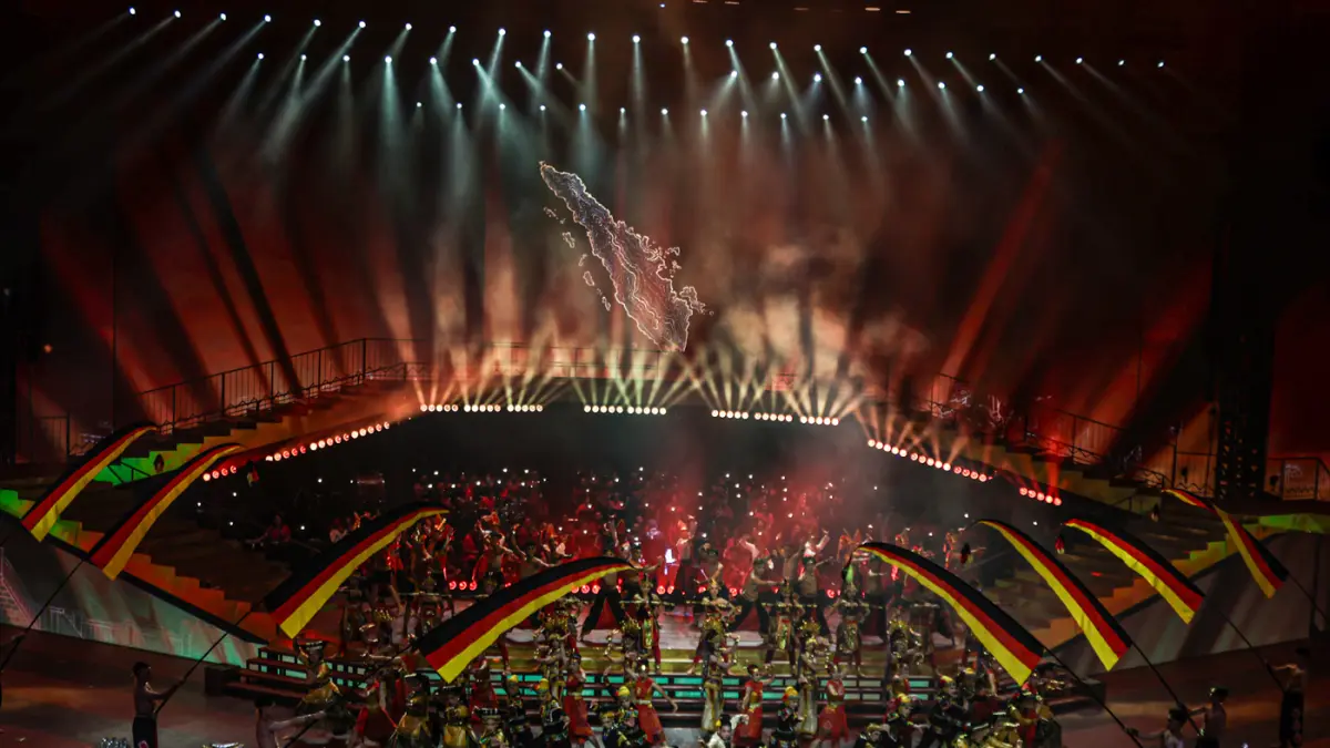 Penari menarikan tarian dari Bali di Pagelaran Sabang Merauke di Indonesia Arena, Jakarta, Jumat (21/08/2026). (Hanung Hambara/Jawa Pos)