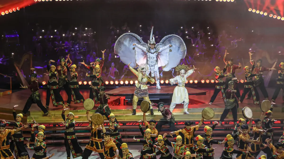 Penari menarikan tarian dari Bali di Pagelaran Sabang Merauke di Indonesia Arena, Jakarta, Jumat (21/08/2026). (Hanung Hambara/Jawa Pos)