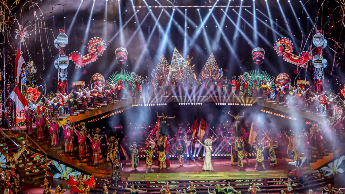 Penari menarikan tarian dari Bali di Pagelaran Sabang Merauke di Indonesia Arena, Jakarta, Jumat (21/08/2026). (Hanung Hambara/Jawa Pos)